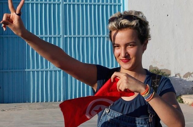 Скандал в Femen: известная тунисская активистка Амина Сбуи публично отреклась от организации