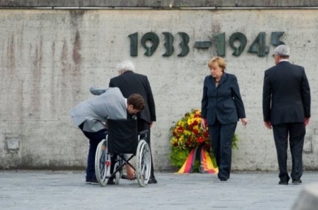Ангела Меркель первой из канцлеров Германии посетила бывший концлагерь в Дахау