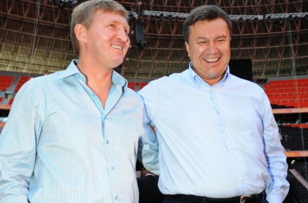 Янукович пояснил, что "обнимается с теми, кто несет копейку в казну"