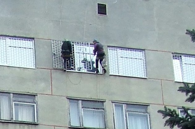 На окнах Тимошенко стоят решетки, и за ней следят около ста человек