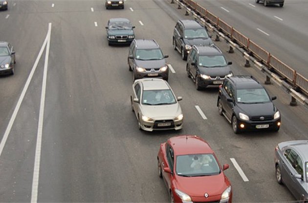 З 1 жовтня на заміських дорогах авто повинні їздити з увімкненими фарами