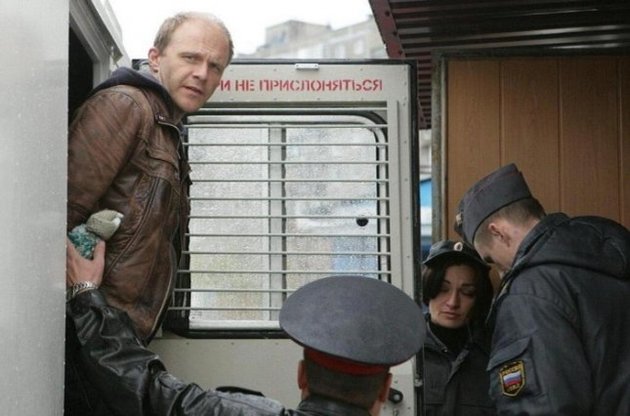 Российские СМИ вышли без фотографий, поддержав арестованного коллегу