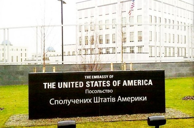 Посольство США в Украине сокращает работу