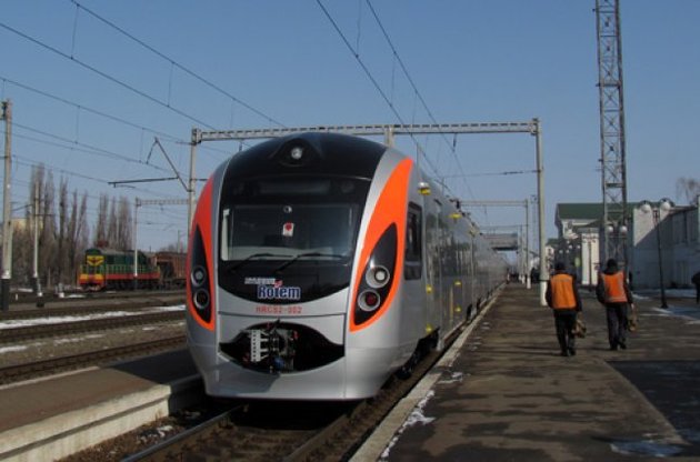 Суд визнав право пасажирів "Укрзалізниці" на компенсацію за запізнення потягів Hyundai
