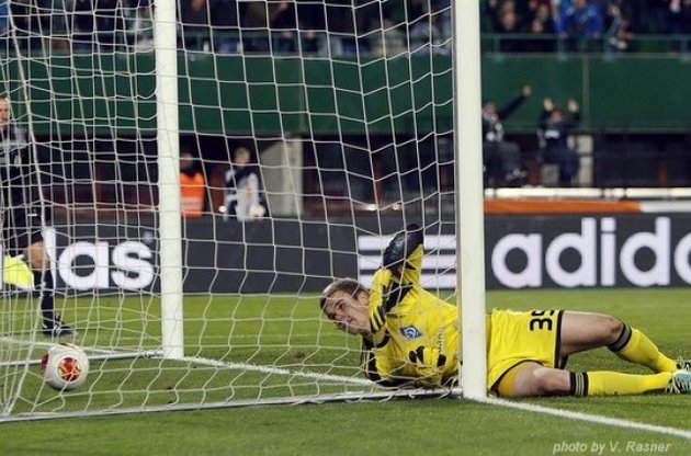 Максим Коваль уже привык доставать мячи из сетки собственных ворот