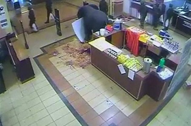 На записах видно, як солдати навантажують краденим пакети