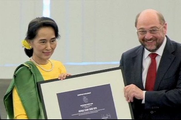Лидеру оппозиции Мьянмы спустя 23 года вручили премию Сахарова