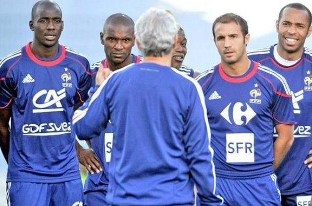 Колишній тренер збірної Франції назвав матчі з Україною формальністю