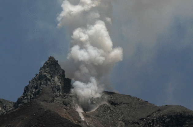 В Индонезии более трех тысяч человек эвакуированы из-за извержения вулкана Синабунг