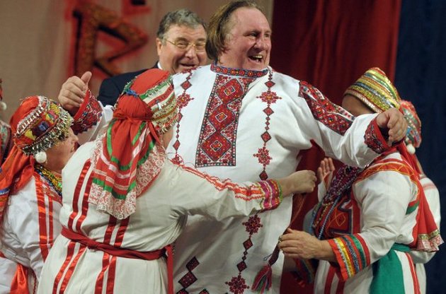 Депардье в 2013 году получил российский паспорт, валенки в Саранске и квартиру в Чечне