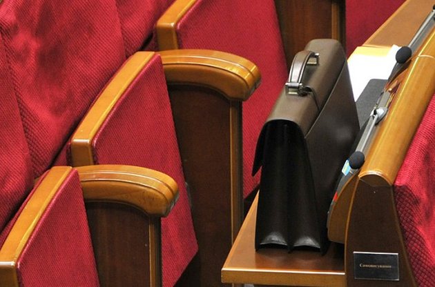 Оппозиция намерена запретить иски о лишении полномочий депутатов и президента