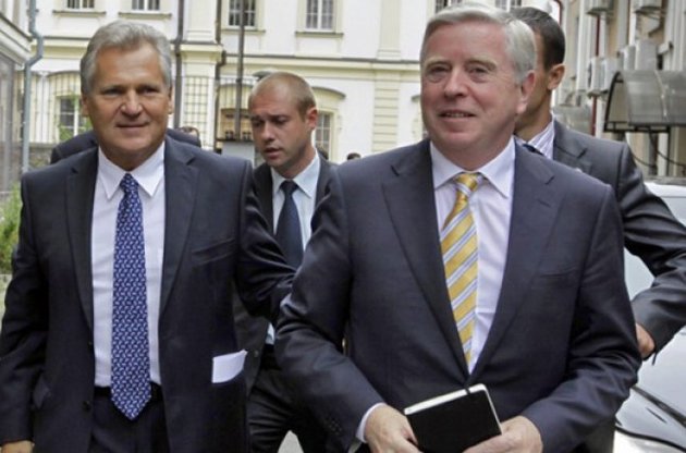 Наблюдатели от Европарламента лександр Квасьневский (слева) и Пэт Кокс (справа)