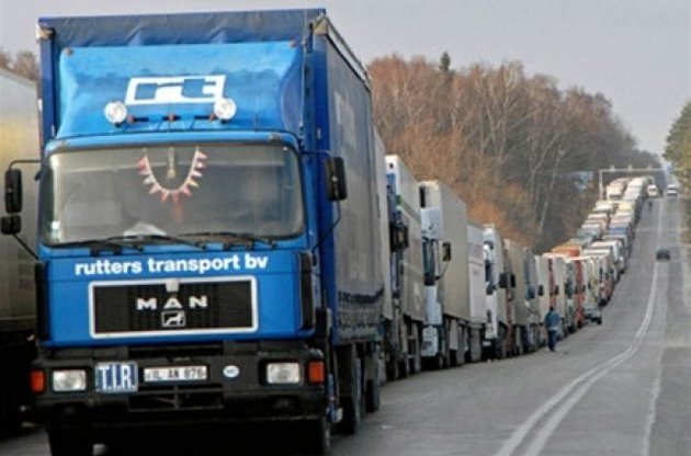 На границе с Россией вторые сутки стоят сотни грузовиков