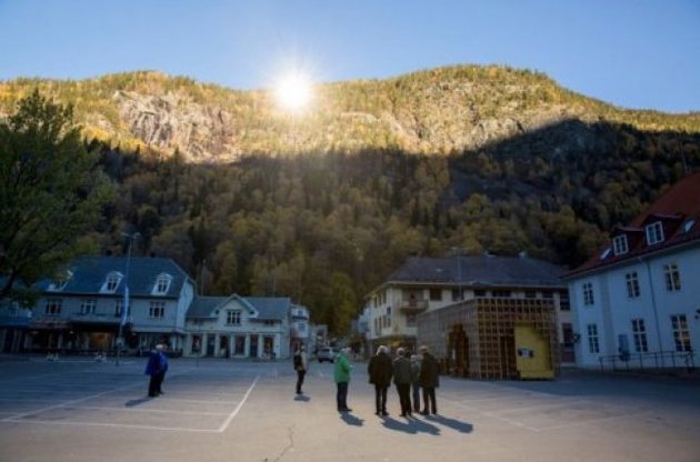 Над норвежским городком, где по полгода не бывает солнца, включили искусственное светило