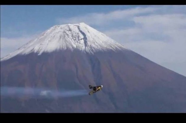 Швейцарец на реактивном крыле облетел Фудзияму на скорости 300 км/ч