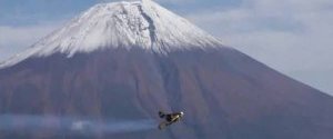 Швейцарец на реактивном крыле облетел Фудзияму на скорости 300 км/ч