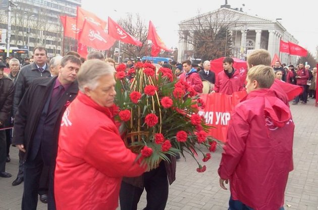 Симоненко з дружиною чартером прилетів до Донецька відсвяткувати річницю революції