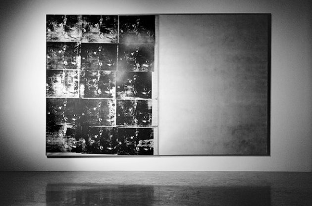 Шовкографія Уорхола "Аварія срібної машини" входить до серії під назвою "Смерть і катастрофи".