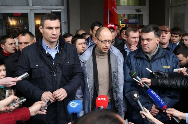 Яценюк, Кличко і Тягнибок зібралися на Вільнюський саміт замість Януковича