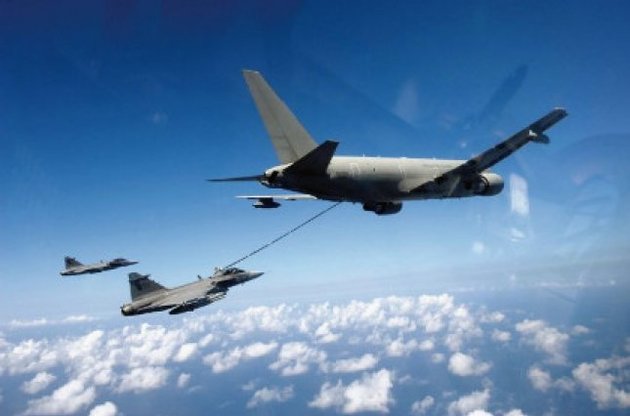 КС-767 ВПС Італії надає дозаправку винищувачів JAS 39 Gripen ВВС Швеції