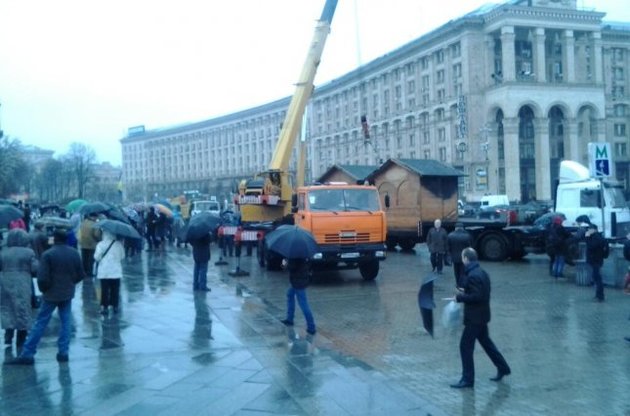 Милиция попросила участников Евромайдана не мешать устанавливать домики у Новогодней елки