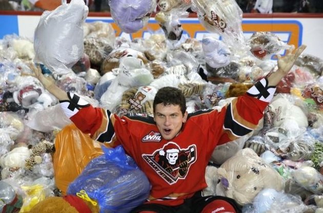 Украинский хоккеист сорвал овации в 26 тысяч плюшевых мишек в матче канадской лиги