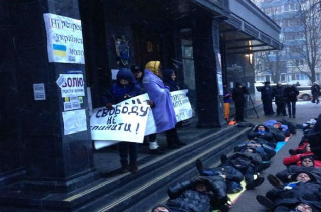 Мітингувальники влаштували під вікнами Пшонки лежачий протест