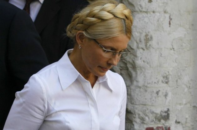 На территории больницы Тимошенко стоит кортеж для ее возможной доставки в суд