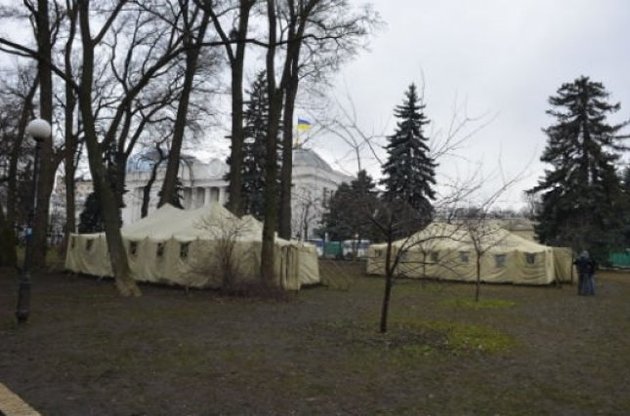 У Києві в Маріїнському парку знову збирають Антимайдан