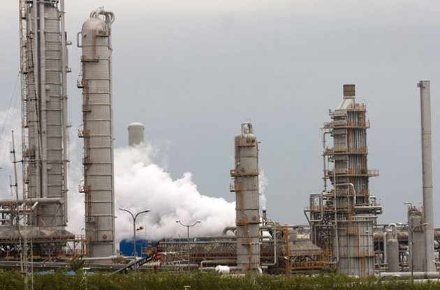 Тегеран и Москва ведут переговоры по поводу обмена иранской нефти на российские товары. Речь идет о крупной сделке, размер которой составит примерно 1,5 млрд долларов в месяц