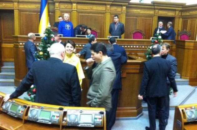 Опозиція заблокувала трибуну і президію Верховної Ради