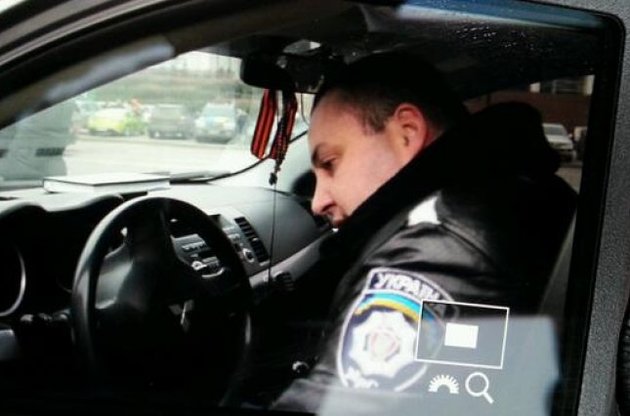 На Европейской площади с правоохранителя сорвали погоны за угрозу открыть огонь