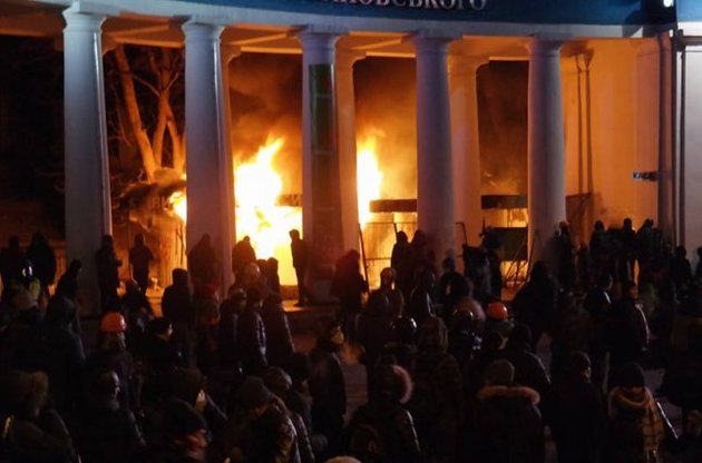 Утром в понедельник противостояние между митингующими и милицией продолжается в виде точечных атак
