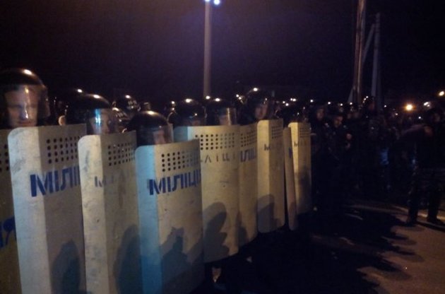 Во Львове активисты блокируют базы "Беркута" и Внутренних войск