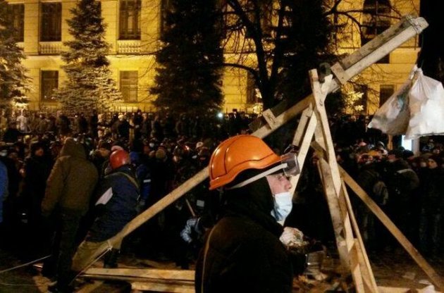 Міліція витягнула кілька людей з мітингувальників на Грушевського