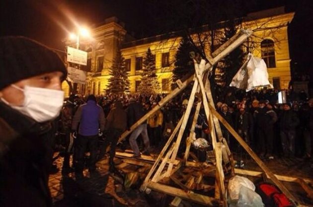 "Беркут" разрушил баррикаду и катапульту активистов