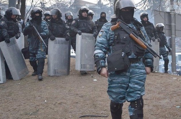 С воскресенья в больницы попали 80 правоохранителей из-за событий на Грушевского