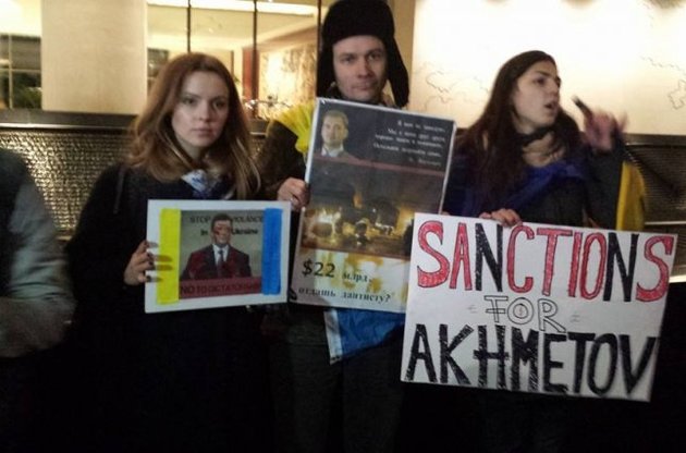 Украинцы пикетировали дом Ахметова в Лондоне