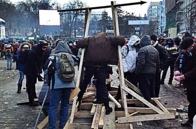 Протестующие строят катапульту на Грушевского для противостояния с "Беркутом"