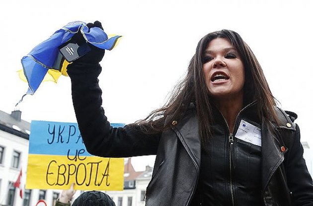Руслана в Брюсселе устроила Евромайдан, потребовав арестовать деньги "диктатора Януковича"