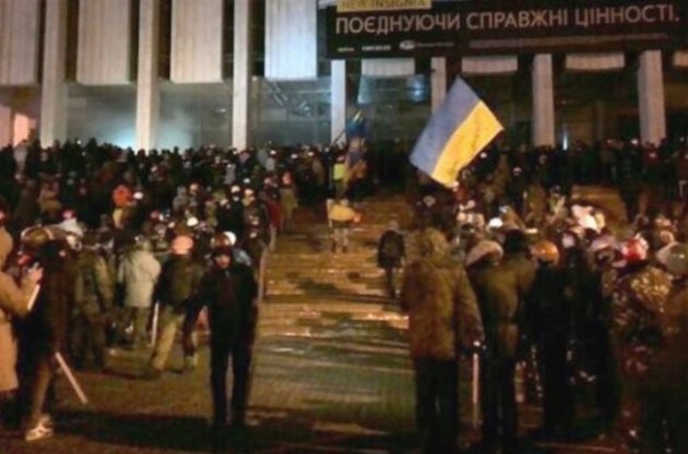 Військовослужбовці ВВ покинули Український дім. Мітингувальники організують там прес-центр і пункт обігріву
