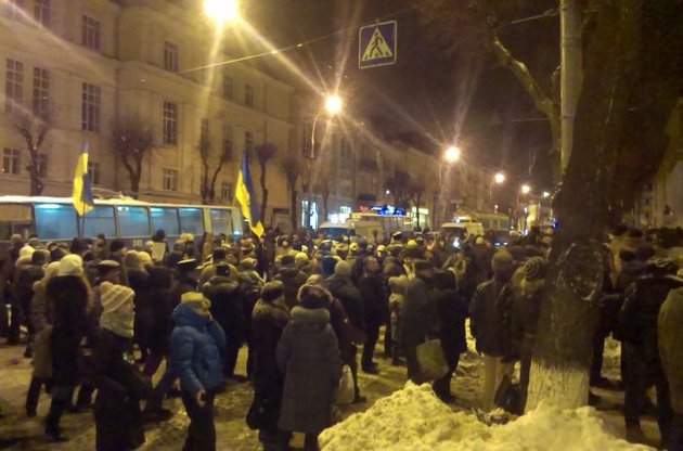 К Винницкой облгосадминистрации пришли с лозунгами &quot;Банду геть&quot;