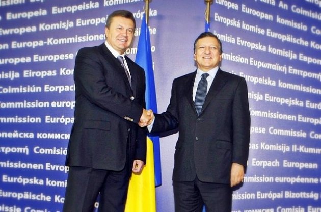 Янукович по телефону Баррозу запевнив, що вводити НС в Україні не має наміру