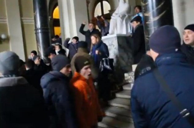 Львовяне захватили обладминистрацию и заставили губернатора Сало подать в отставку