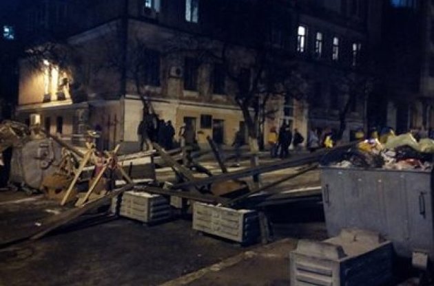 В Киеве протестующие возвели баррикаду на улице Заньковецкой