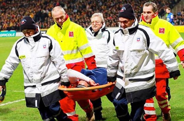 Радамеля Фалькао унесли с поля на носилках