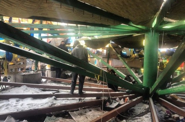 На каркасі ялинки в центрі Києва виявлено труп чоловіка