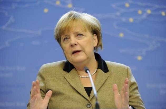 Меркель потребовала от Януковича отменить одиозные законы и сесть за стол переговоров