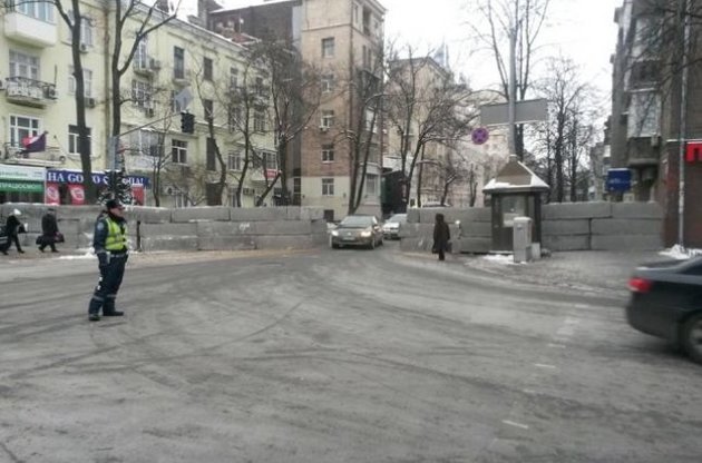 Силовики за ночь возвели бетонную баррикаду в правительственном квартале
