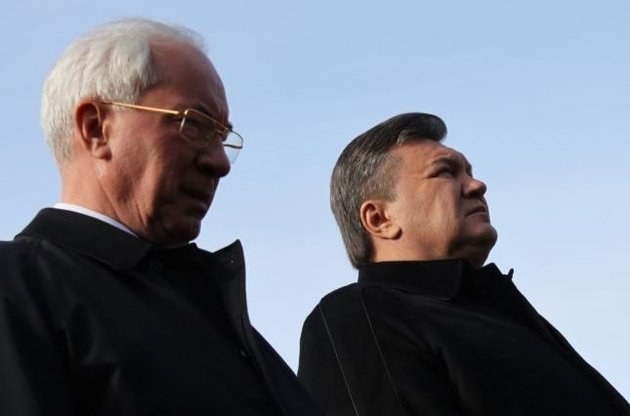 Янукович принял отставку Азарова